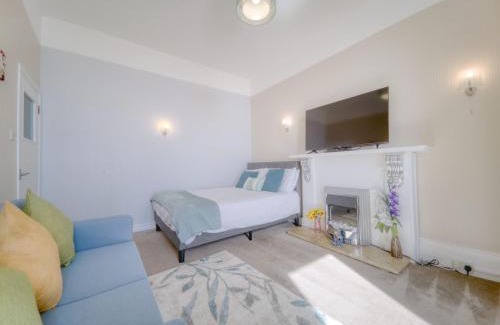 Paignton House | Apartment 1 Large Studio Sea Front- Sea Views- Free Parking