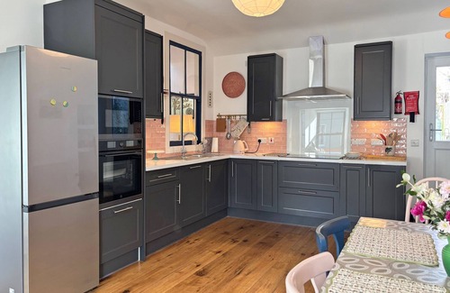 Clifden Cottage | Apartment 481 - Clifden - sleeps 4 guests in 2 bedrooms
