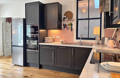 Clifden Cottage | Apartment 481 - Clifden - sleeps 4 guests in 2 bedrooms
