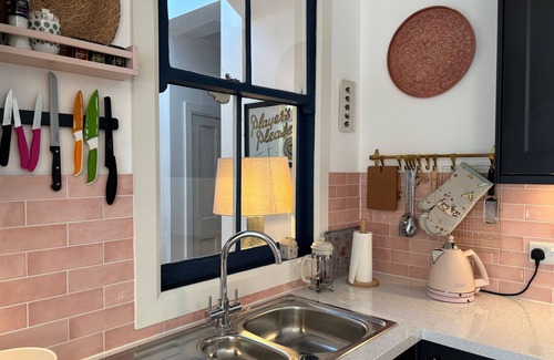 Clifden Cottage | Apartment 481 - Clifden - sleeps 4 guests in 2 bedrooms