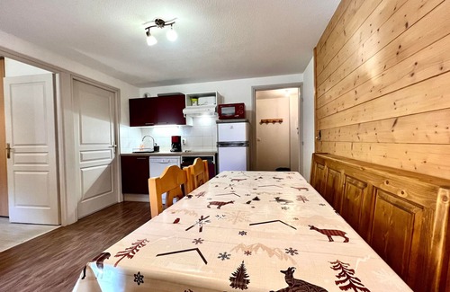 Flumet Apartment | Apartment 6 ppl, pool, parking, slopeside, Flumet