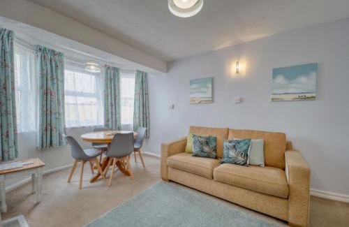Paignton House | Apartment 7 - 1 bedroom Sea front location - Step free access from rear - Free Parking