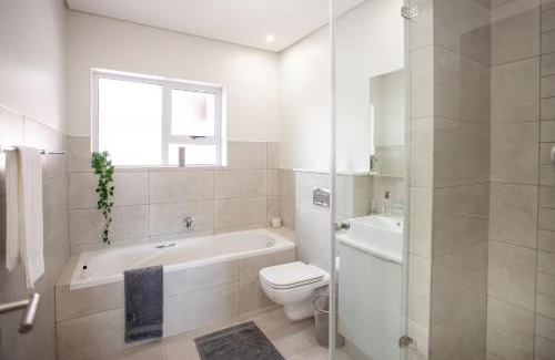 George Apartment | Apartment 72 - 1 On York