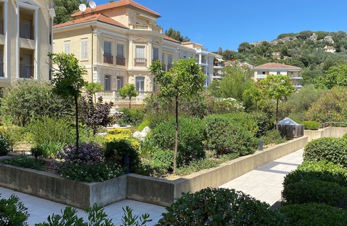 Hyeres City Centre Apartment | Apartment 80 m2 with swimming pool, calm and bright