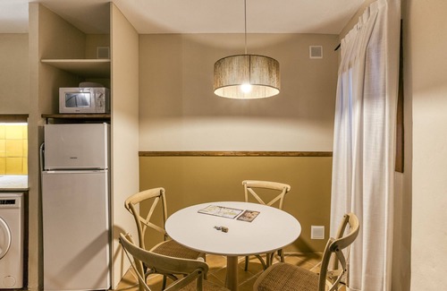 Castello d'Empuries Apartment | Apartment 'Apartaments Can Gibert - Palleret' with Private Terrace and Wi-Fi