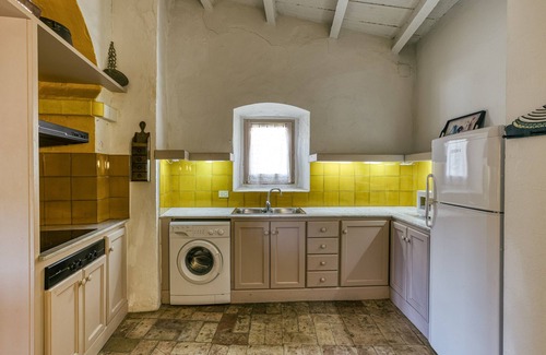 Castello d'Empuries Apartment | Apartment 'Apartaments Can Gibert - Albera' with Private Terrace, Wi-Fi and Air Conditioning
