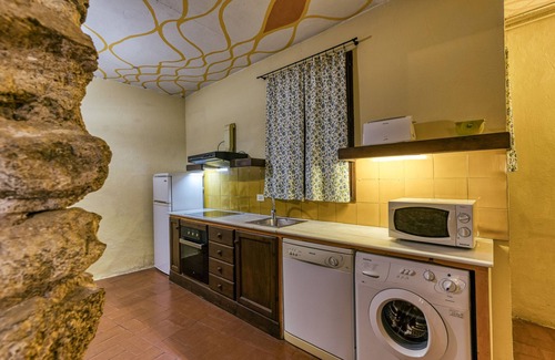 Castello d'Empuries Apartment | Apartment 'Apartaments Can Gibert - Muralla' with Shared Garden, Balcony and Wi-Fi
