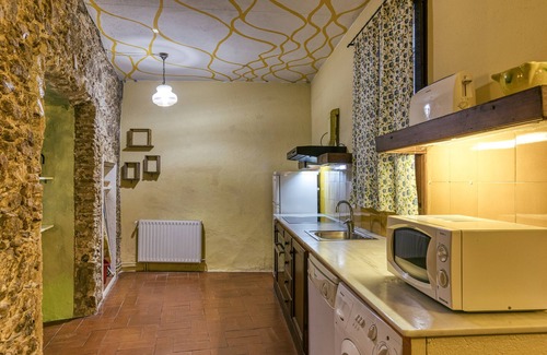 Castello d'Empuries Apartment | Apartment 'Apartaments Can Gibert - Muralla' with Shared Garden, Balcony and Wi-Fi