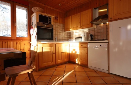 Bonneval-sur-Arc Apartment | Apartment 'Alpaga 8' with Private Terrace, Shared Garden and Wi-Fi