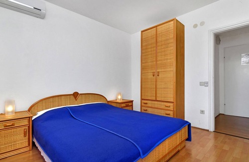Gdinj Apartment | Apartment Ana - 5 m from beach: R11-24(2) - Cove Pokrivenik, Island Hvar, Croatia