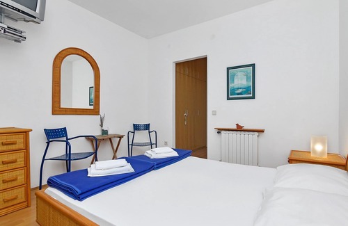 Gdinj Apartment | Apartment Ana - 5 m from beach: R5-16(2) - Cove Pokrivenik, Island Hvar, Croatia
