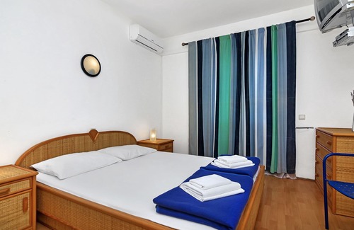 Gdinj Apartment | Apartment Ana - 5 m from beach: R5-16(2) - Cove Pokrivenik, Island Hvar, Croatia