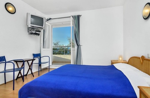 Gdinj Apartment | Apartment Ana - 5 m from beach: R7-18(3) - Cove Pokrivenik, Island Hvar, Croatia