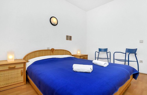 Gdinj Apartment | Apartment Ana - 5 m from beach: R6-17(3) - Cove Pokrivenik, Island Hvar, Croatia