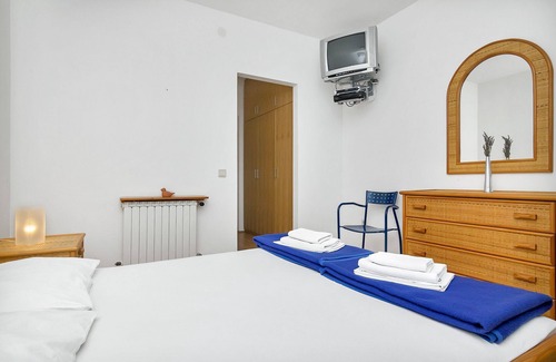 Gdinj Apartment | Apartment Ana - 5 m from beach: R4-15(2) - Cove Pokrivenik, Island Hvar, Croatia