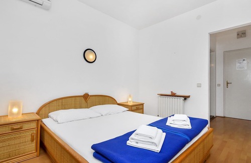 Gdinj Apartment | Apartment Ana - 5 m from beach: R4-15(2) - Cove Pokrivenik, Island Hvar, Croatia