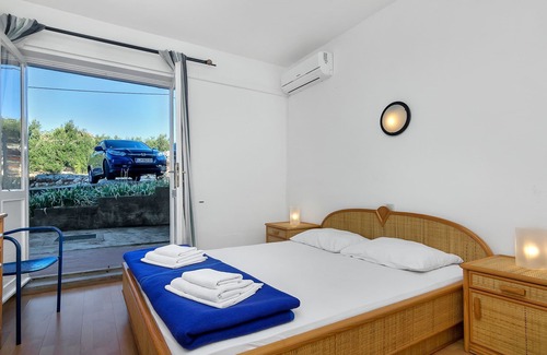 Gdinj Apartment | Apartment Ana - 5 m from beach: R4-15(2) - Cove Pokrivenik, Island Hvar, Croatia