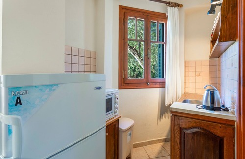 Limni Keri Apartment | Apartment 'Angela' with Shared Garden, Wi-Fi and Air Conditioning