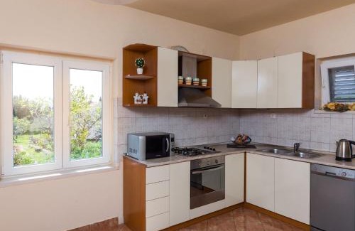 Banici Apartment | Apartment Ani - Two Bedroom Apartment with Terrace and Garden View