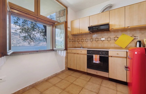 Assenza Apartment | Apartment 'Appartamento Garden' with Lake View, Wi-Fi and Air Conditioning