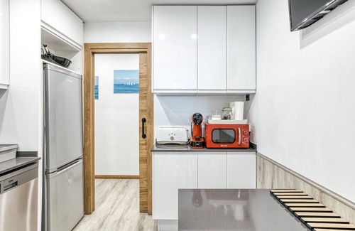 L'Escala Apartment | Apartment 'Apartamento En L'escala' with Sea View, Wi-Fi and Air Conditioning