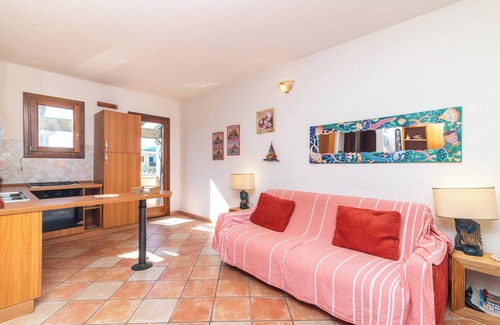San Teodoro City Centre Apartment | Apartment 'Appartamento I Lecci' with Private Terrace and Balcony