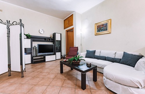Assemini Apartment | Apartment 'Appartamento Schardana' with Balcony, Wi-Fi and Air Conditioning
