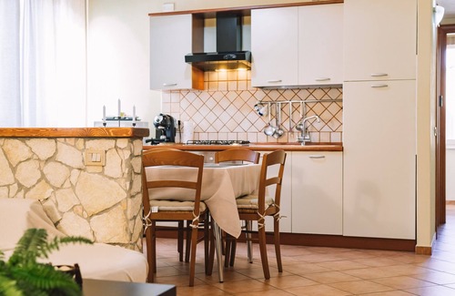 Assemini Apartment | Apartment 'Appartamento Schardana' with Balcony, Wi-Fi and Air Conditioning