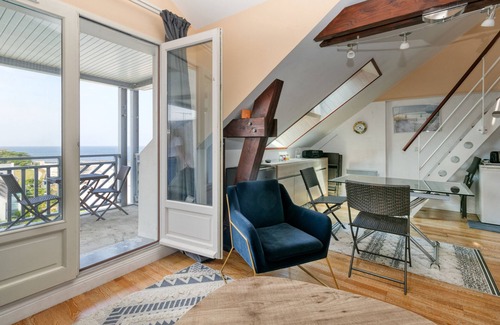 Le Croisic Apartment | Apartment 'Appartement Face Mer Et Piscine' with Sea View, Shared Pool and Wi-Fi