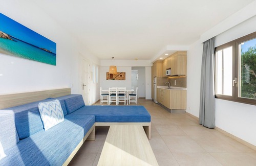 Cala Ferrera Apartment | Apartment 'Aquamarina 5' with Shared Pool, Wi-Fi and Air Conditioning