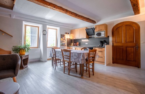 Valderoure Apartment | Apartment 'Authentic and Comfortable' with Shared Garden