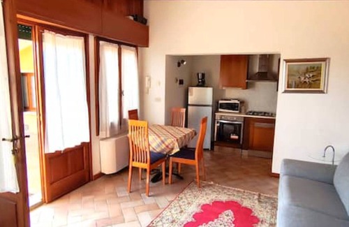 Massa e Cozzile Apartment | Apartment 'Autunno' with Shared Pool, Wi-Fi and Air Conditioning