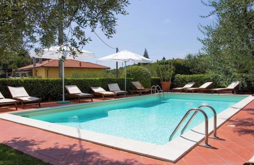 Massa e Cozzile Apartment | Apartment 'Autunno' with Shared Pool, Wi-Fi and Air Conditioning