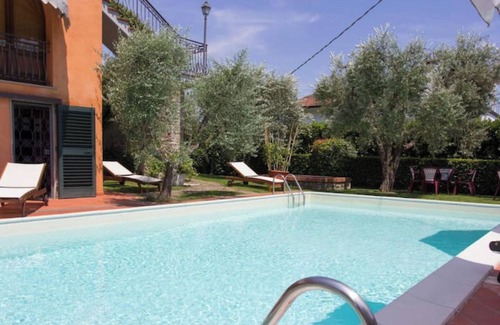 Massa e Cozzile Apartment | Apartment 'Autunno' with Shared Pool, Wi-Fi and Air Conditioning