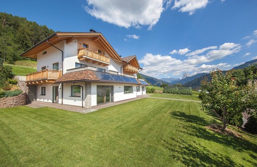 Laion Apartment | Apartment 'Avea App 2-2 Personen' with Mountain View & Garden