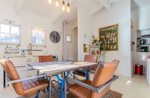 Chateaudouble Apartment | Apartment 'Avec Terrasse Tropezienne' with Wi-Fi and Air Conditioning