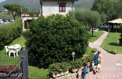 Campochiesa Apartment | Apartment 'Azalea' with Shared Pool, Shared Garden and Wi-Fi