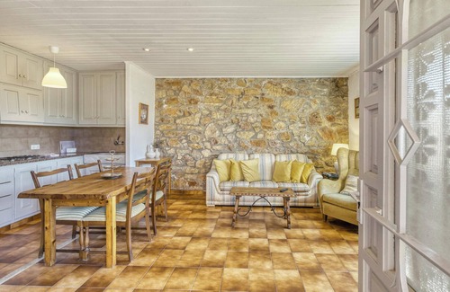 Begur Apartment | Apartment 'Bajo 1' with Private Terrace and Wi-Fi
