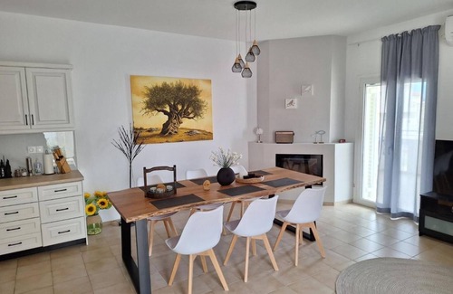 Pitsidia Apartment | Apartment 'Bella Casa Pitsidia' with Private Terrace, Wi-Fi and Air Conditioning