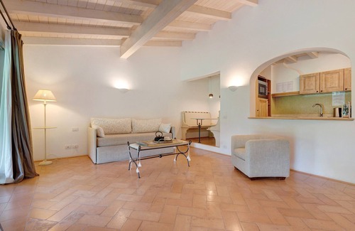 Puegnago del Garda Apartment | Apartment 'Bilocale Turchese' with Shared Pool, Wi-Fi, and Air Conditioning