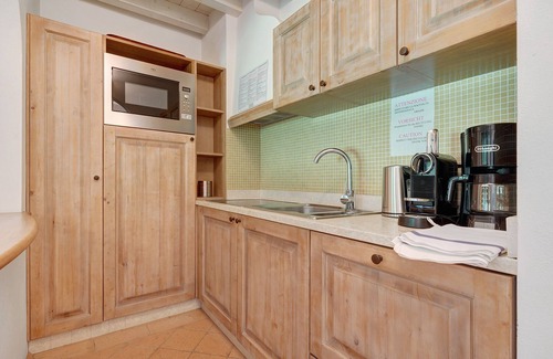 Puegnago del Garda Apartment | Apartment 'Bilocale Turchese' with Shared Pool, Wi-Fi, and Air Conditioning
