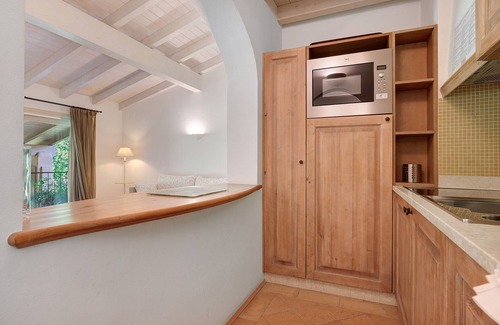 Puegnago del Garda Apartment | Apartment 'Bilocale Turchese' with Shared Pool, Wi-Fi, and Air Conditioning