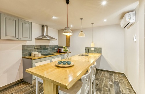 Llanca Apartment | Apartment 'Ca La Maca' with Wi-Fi and Air Conditioning