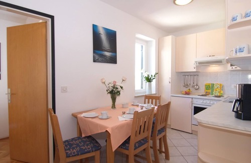 Brulo Apartment | Apartment Carmel with 2 bedrooms for up to 5 people in Porec, Meernah