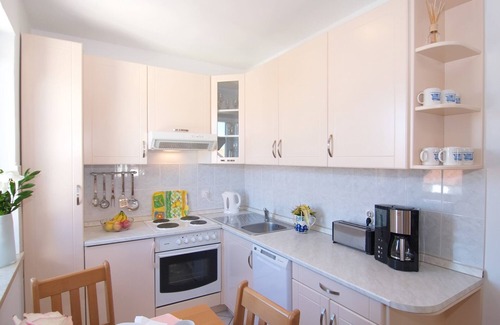 Brulo Apartment | Apartment Carmel with 2 bedrooms for up to 5 people in Porec, Meernah