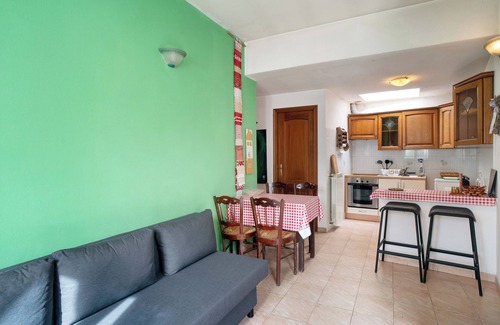 Vendone Apartment | Apartment 'Casa Degli Artisti' with Mountain View, Private Garden and Wi-Fi