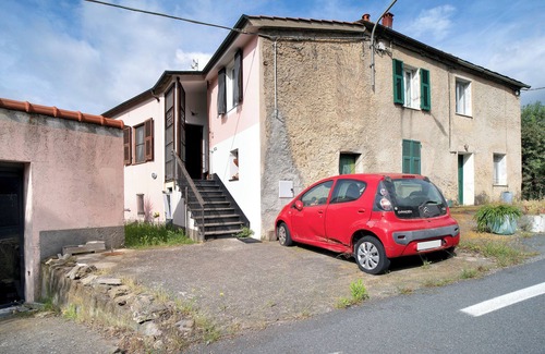 Vendone Apartment | Apartment 'Casa Degli Artisti' with Mountain View, Private Garden and Wi-Fi