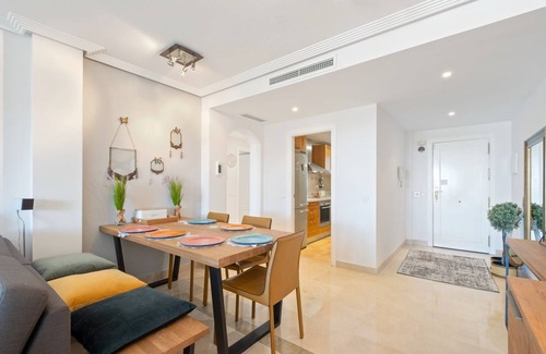 Benahavis Apartment | Apartment 'Casa Eva' with Shared Pool, Wi-Fi and Air Conditioning