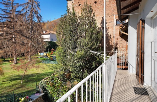 Canelli Apartment | Apartment 'Casa Verdi' with Private Garden, Balcony and Air Conditioning