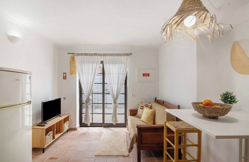 Falfosa House | Apartment 'Casa Xarém - Vinhas De Nexe' with Shared Pool, Wi-Fi and Air Conditioning